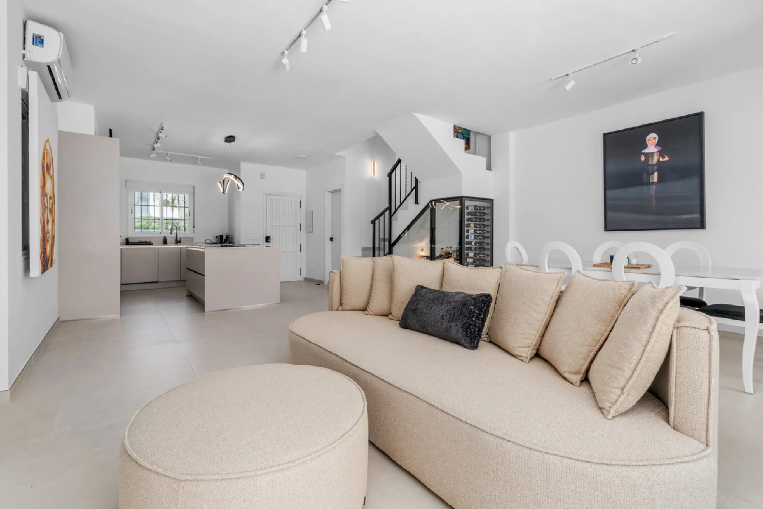 Stunning Fully Refurbished 4-Bedroom, 3-Bathroom Villa in Bel Air Cancelada