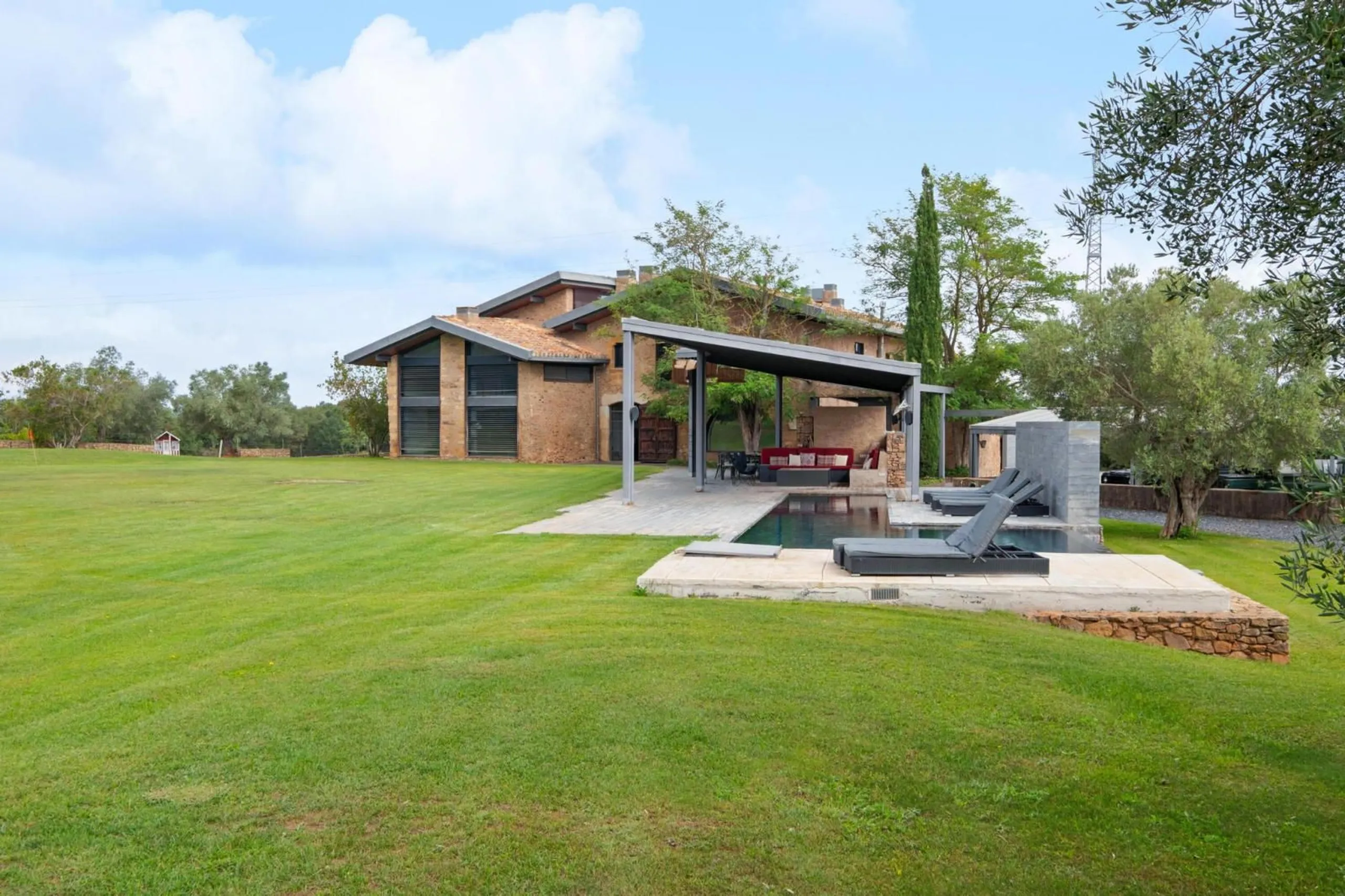 Cozy rustic-modern masia in the heart of Les Gavarres, Forallac
