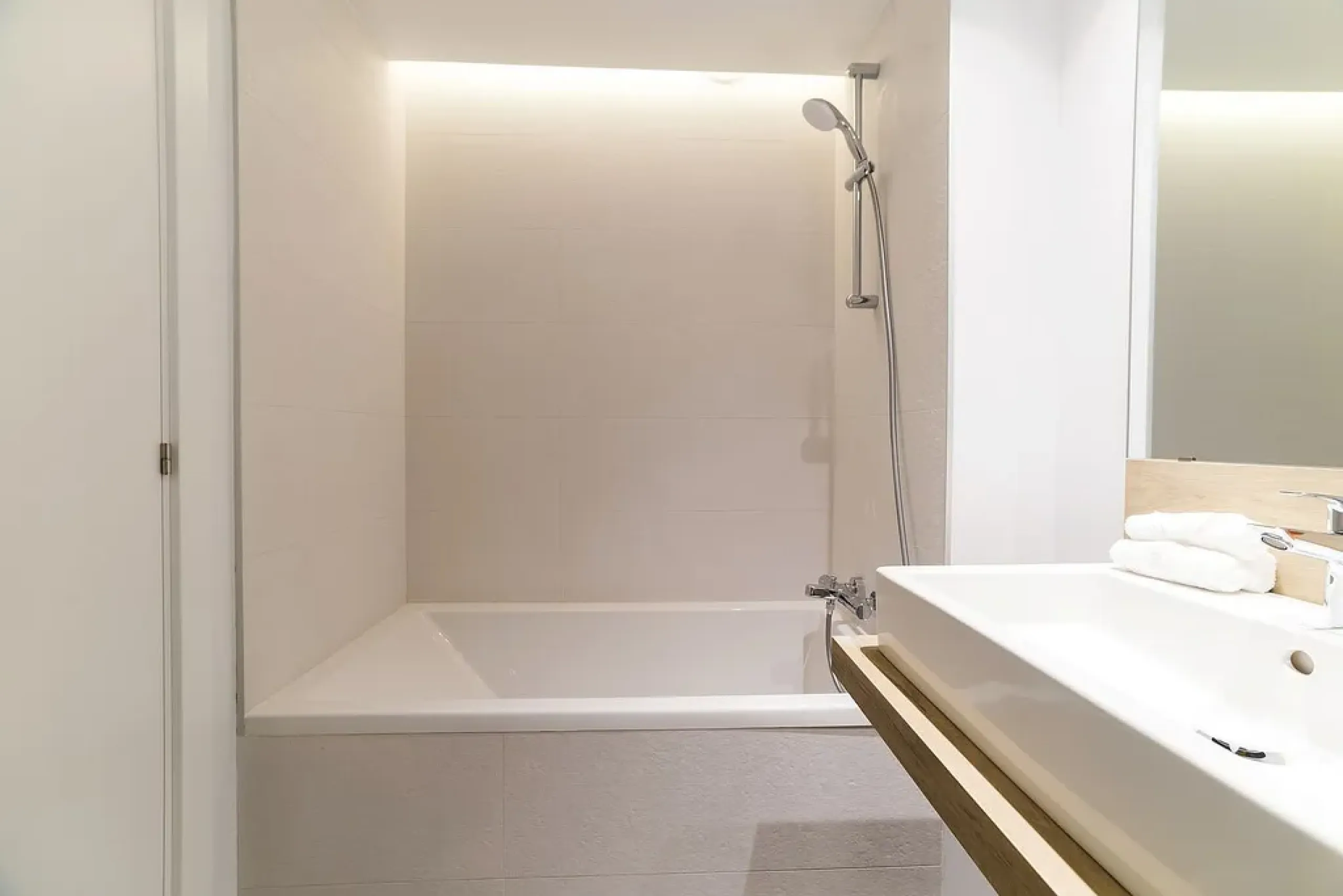 Cozy Apartments with Immediate Move-In Available in Horta Ginardo, Barcelona