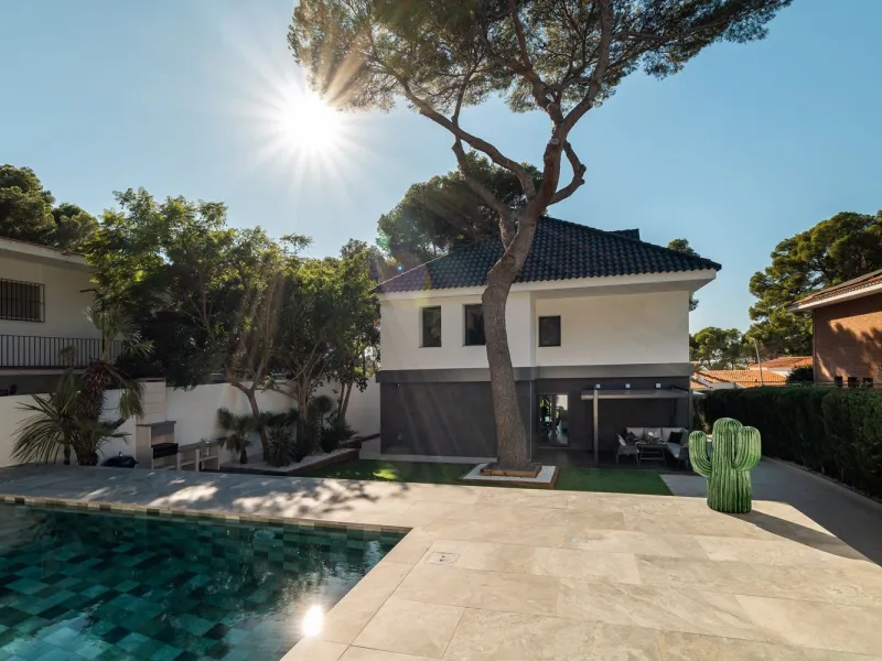 Moderne Villa im Neubau mit Meerblick in Bellamar, Castelldefels