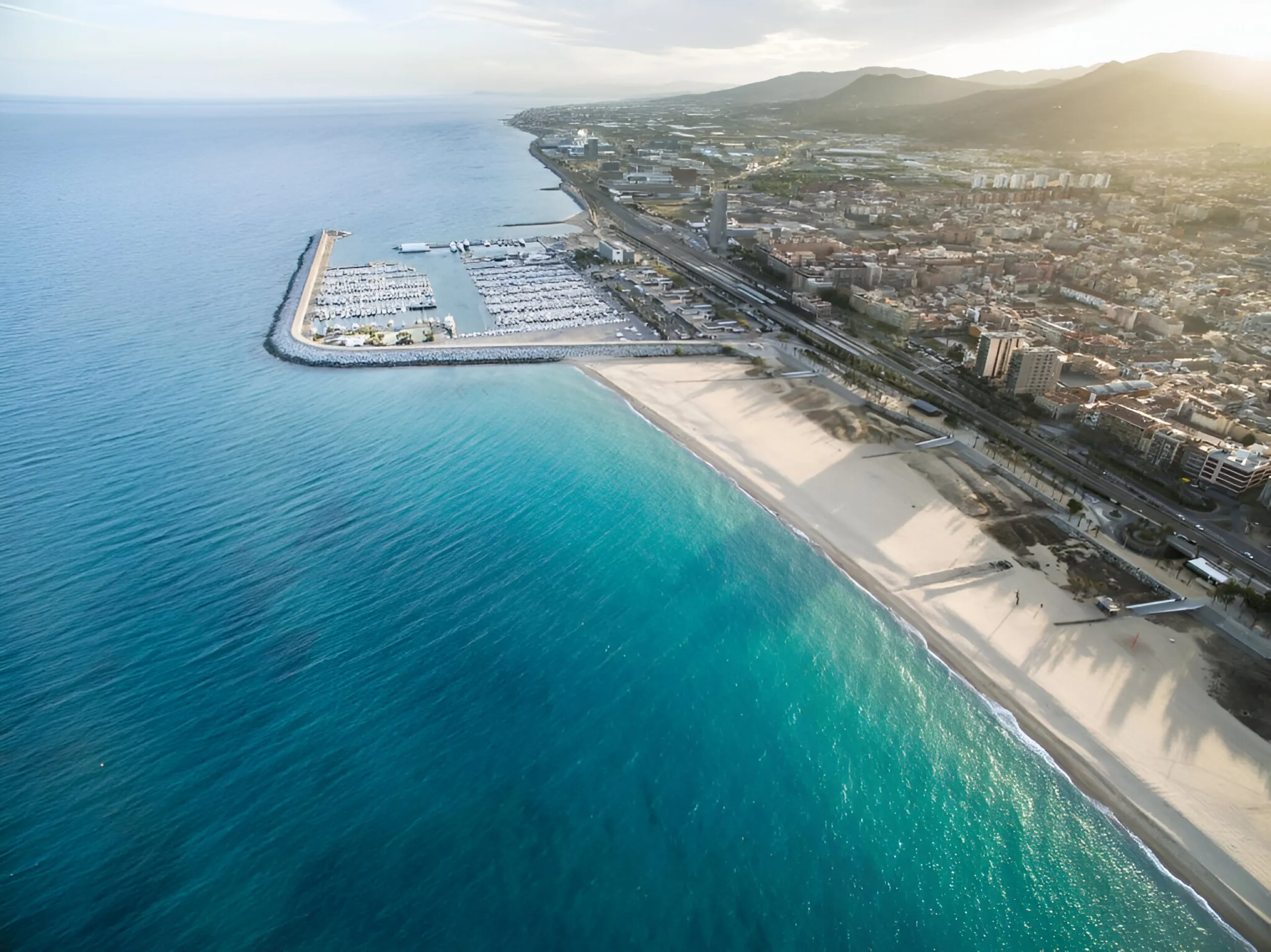 Parcela para construcción residencial cerca de la playa – en venta en las afueras de Barcelona