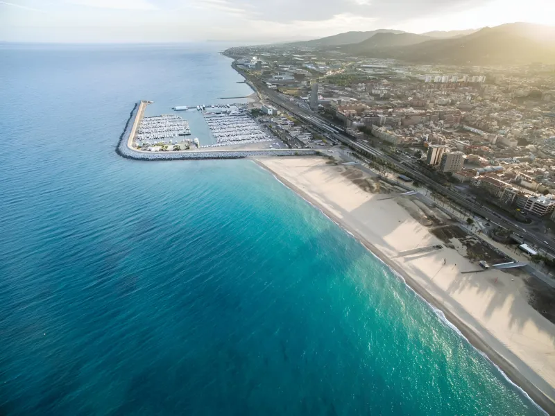 Parcela para construcción residencial cerca de la playa – en venta en las afueras de Barcelona