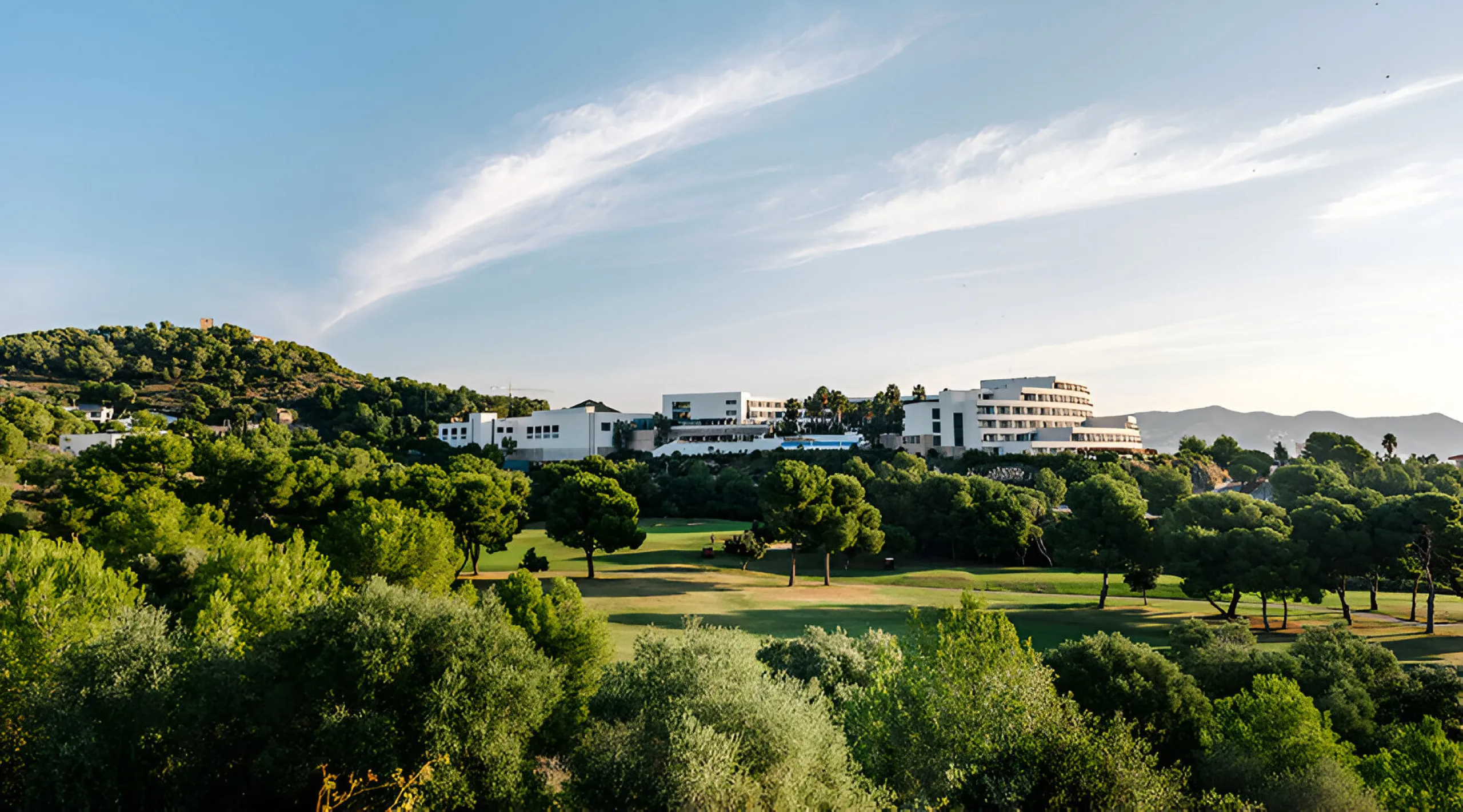 Amplia parcela en venta con vistas al mar y al golf en Sitges, Barcelona