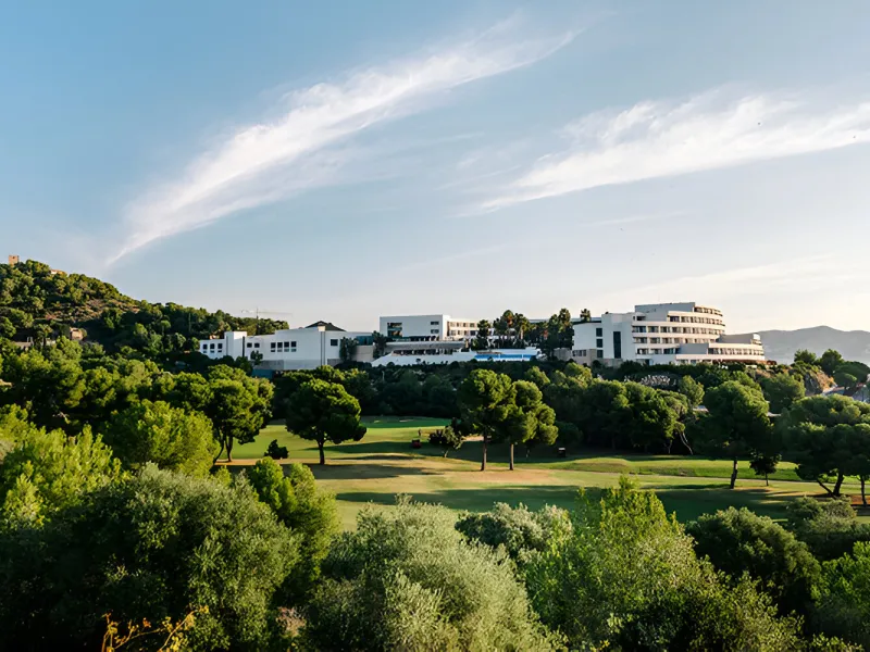 Amplia parcela en venta con vistas al mar y al golf en Sitges, Barcelona