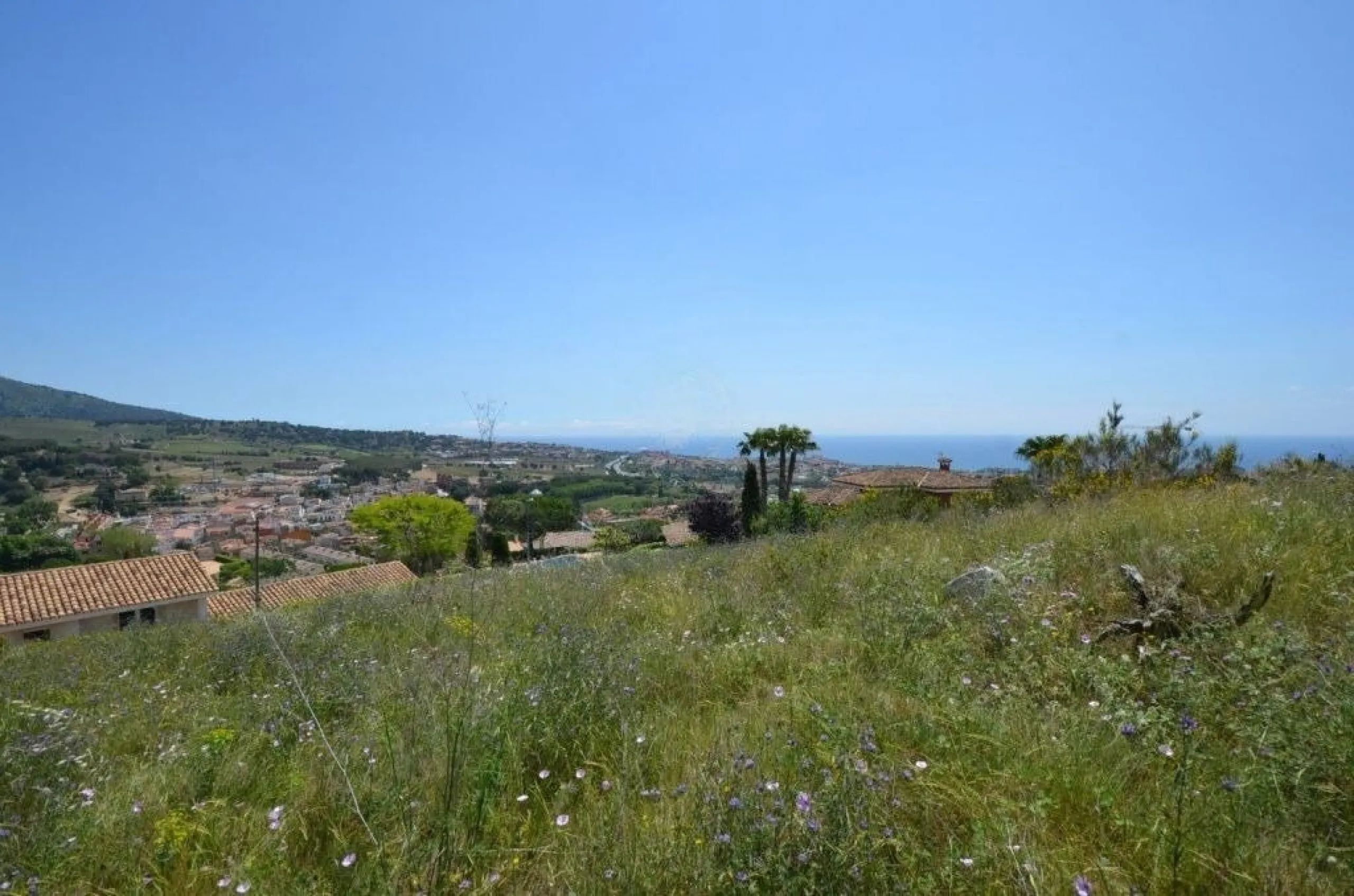 Amplia parcela de terreno en venta con vistas al mar y a los viñedos en Alella, Barcelona