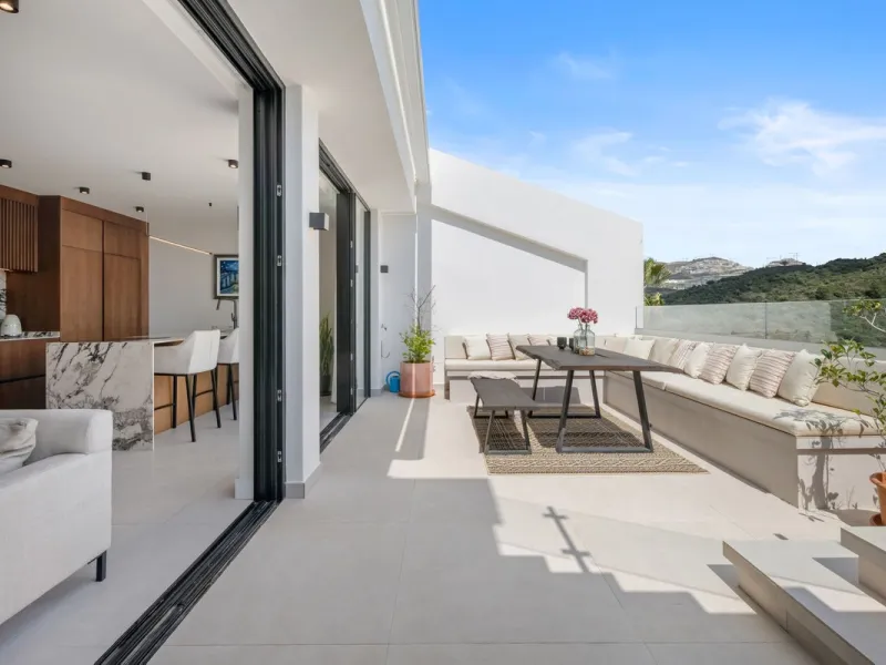 Nestled in a quiet residential area of La Quinta, this exquisitely renovated two-bedroom penthouse blends contemporary elegance with comfort and panoramic scenery. Just moments from the renowned La Quinta Golf Club, along with a 5-star spa and a state-of-