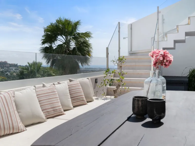 Nestled in a quiet residential area of La Quinta, this exquisitely renovated two-bedroom penthouse blends contemporary elegance with comfort and panoramic scenery. Just moments from the renowned La Quinta Golf Club, along with a 5-star spa and a state-of-