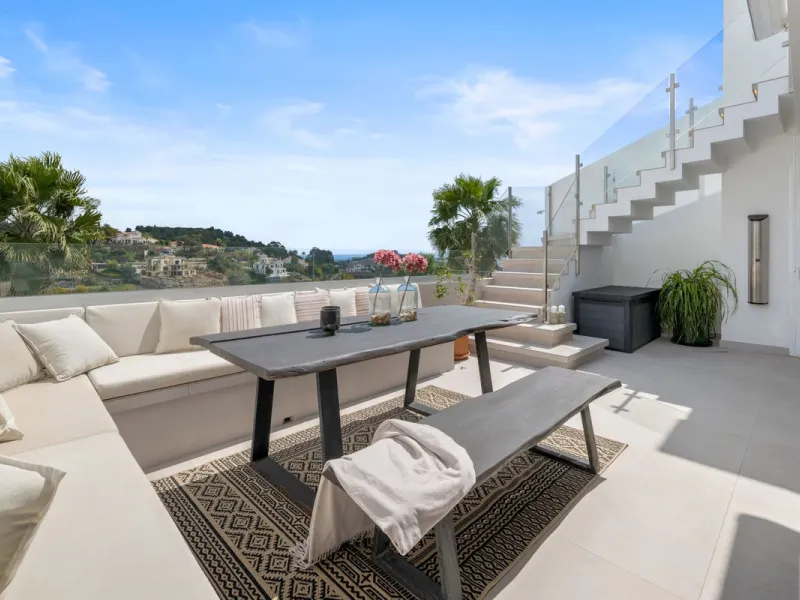 Nestled in a quiet residential area of La Quinta, this exquisitely renovated two-bedroom penthouse blends contemporary elegance with comfort and panoramic scenery. Just moments from the renowned La Quinta Golf Club, along with a 5-star spa and a state-of-