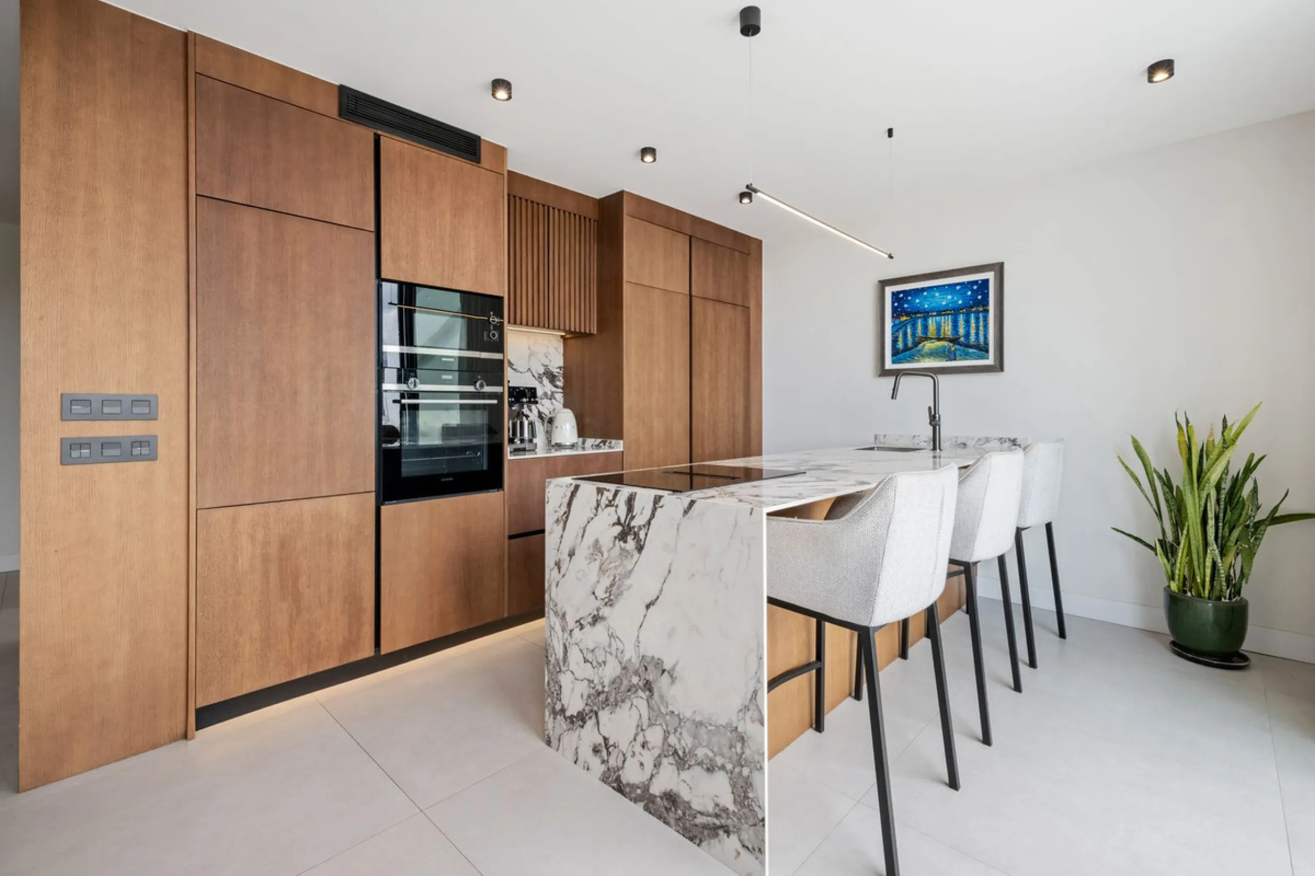Nestled in a quiet residential area of La Quinta, this exquisitely renovated two-bedroom penthouse blends contemporary elegance with comfort and panoramic scenery. Just moments from the renowned La Quinta Golf Club, along with a 5-star spa and a state-of-