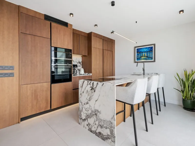 Nestled in a quiet residential area of La Quinta, this exquisitely renovated two-bedroom penthouse blends contemporary elegance with comfort and panoramic scenery. Just moments from the renowned La Quinta Golf Club, along with a 5-star spa and a state-of-