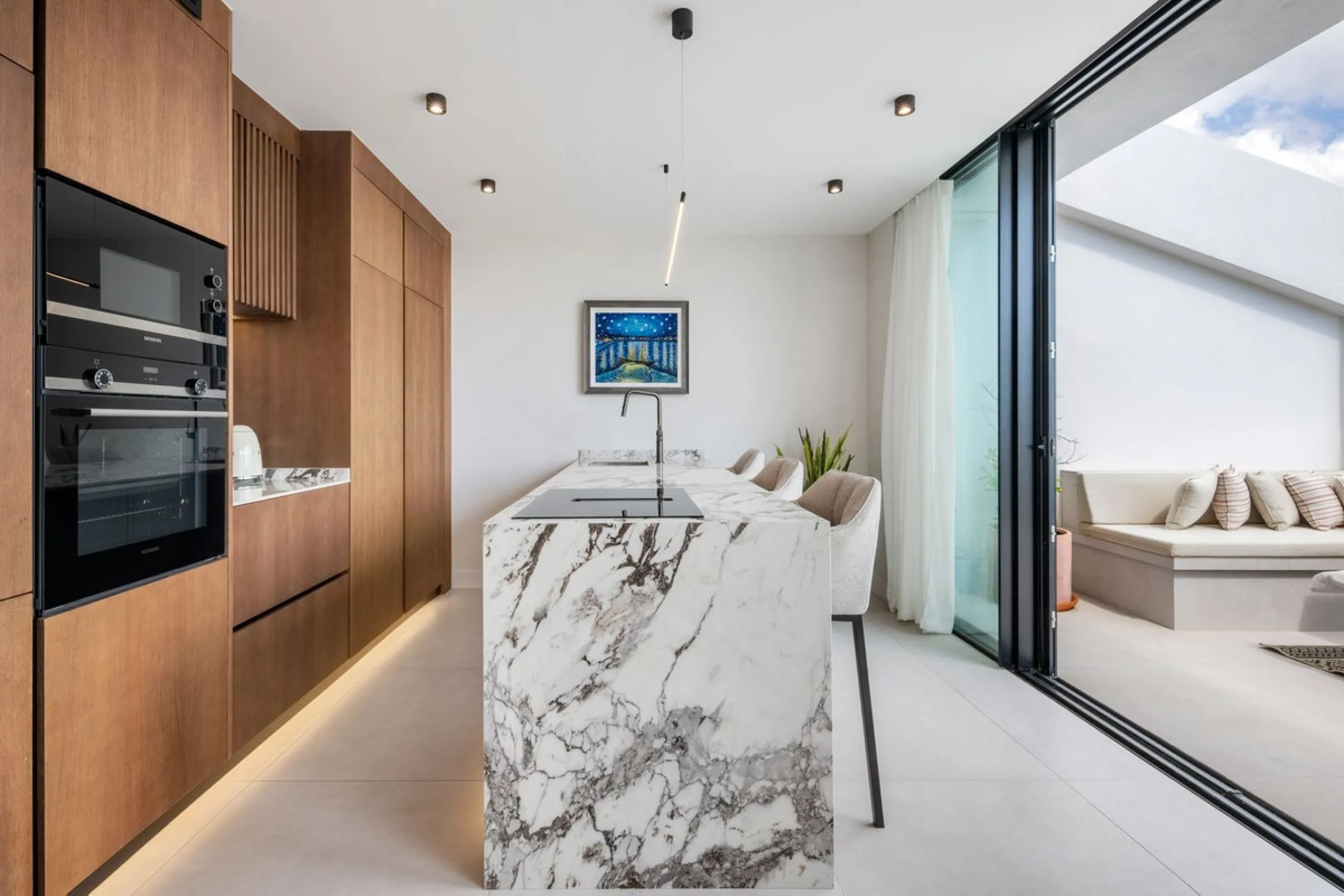 Nestled in a quiet residential area of La Quinta, this exquisitely renovated two-bedroom penthouse blends contemporary elegance with comfort and panoramic scenery. Just moments from the renowned La Quinta Golf Club, along with a 5-star spa and a state-of-