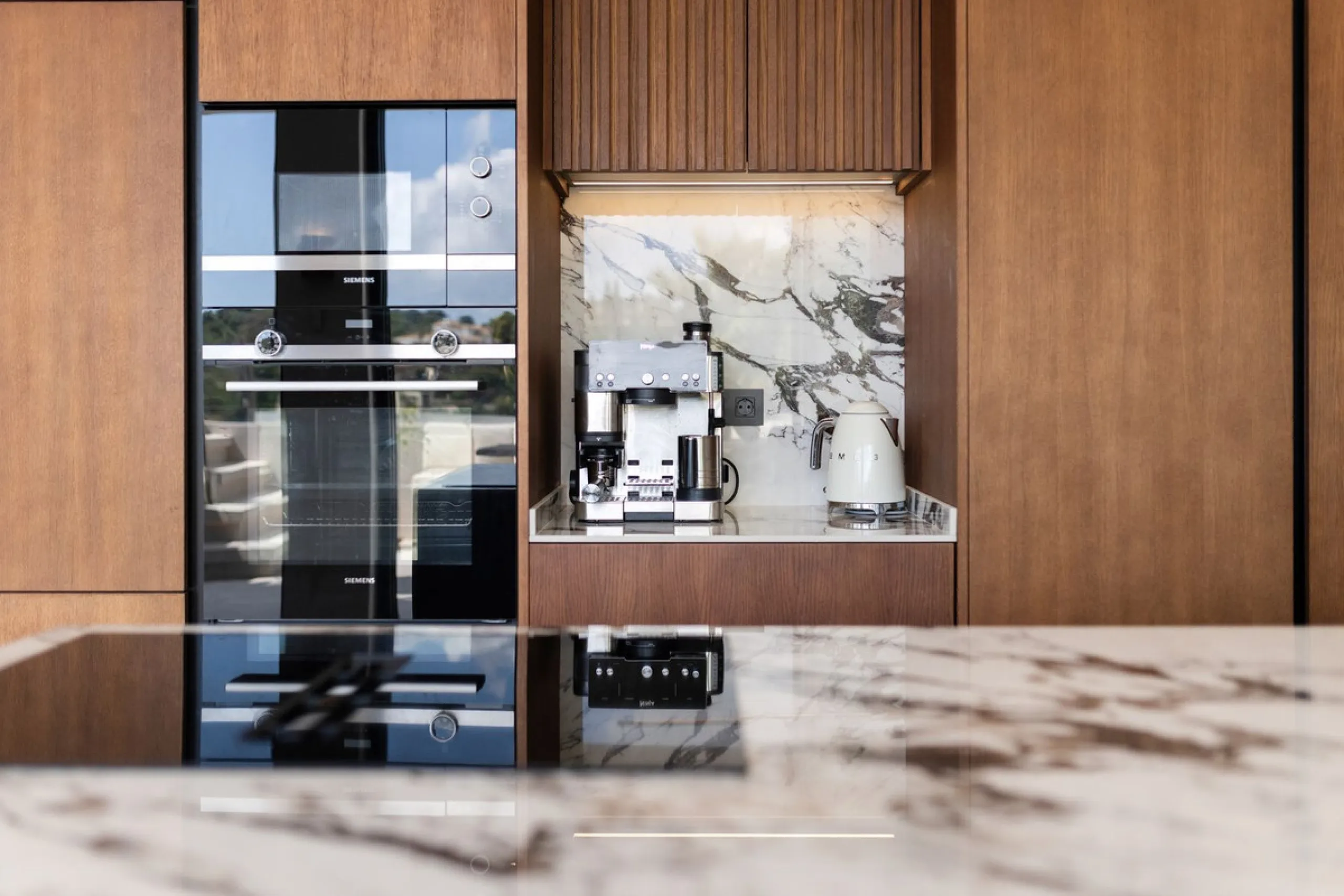 Nestled in a quiet residential area of La Quinta, this exquisitely renovated two-bedroom penthouse blends contemporary elegance with comfort and panoramic scenery. Just moments from the renowned La Quinta Golf Club, along with a 5-star spa and a state-of-