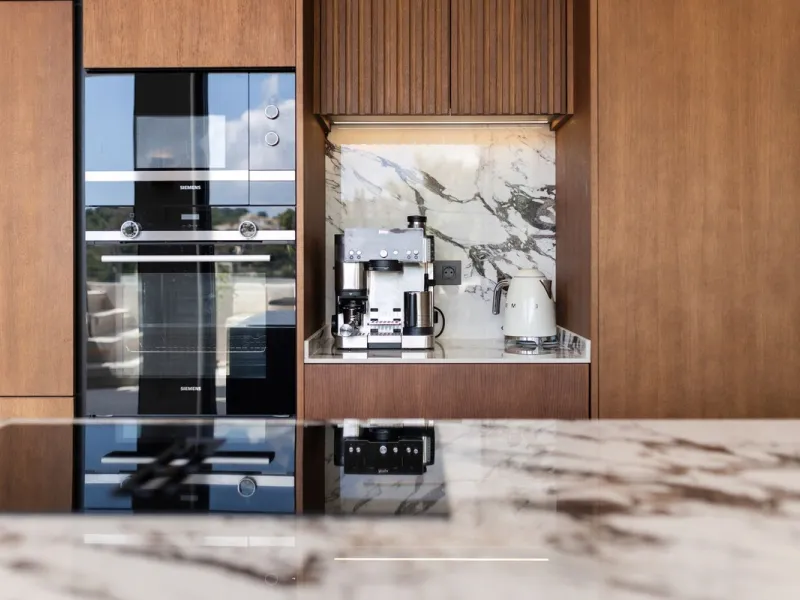 Nestled in a quiet residential area of La Quinta, this exquisitely renovated two-bedroom penthouse blends contemporary elegance with comfort and panoramic scenery. Just moments from the renowned La Quinta Golf Club, along with a 5-star spa and a state-of-