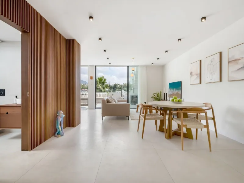 Nestled in a quiet residential area of La Quinta, this exquisitely renovated two-bedroom penthouse blends contemporary elegance with comfort and panoramic scenery. Just moments from the renowned La Quinta Golf Club, along with a 5-star spa and a state-of-