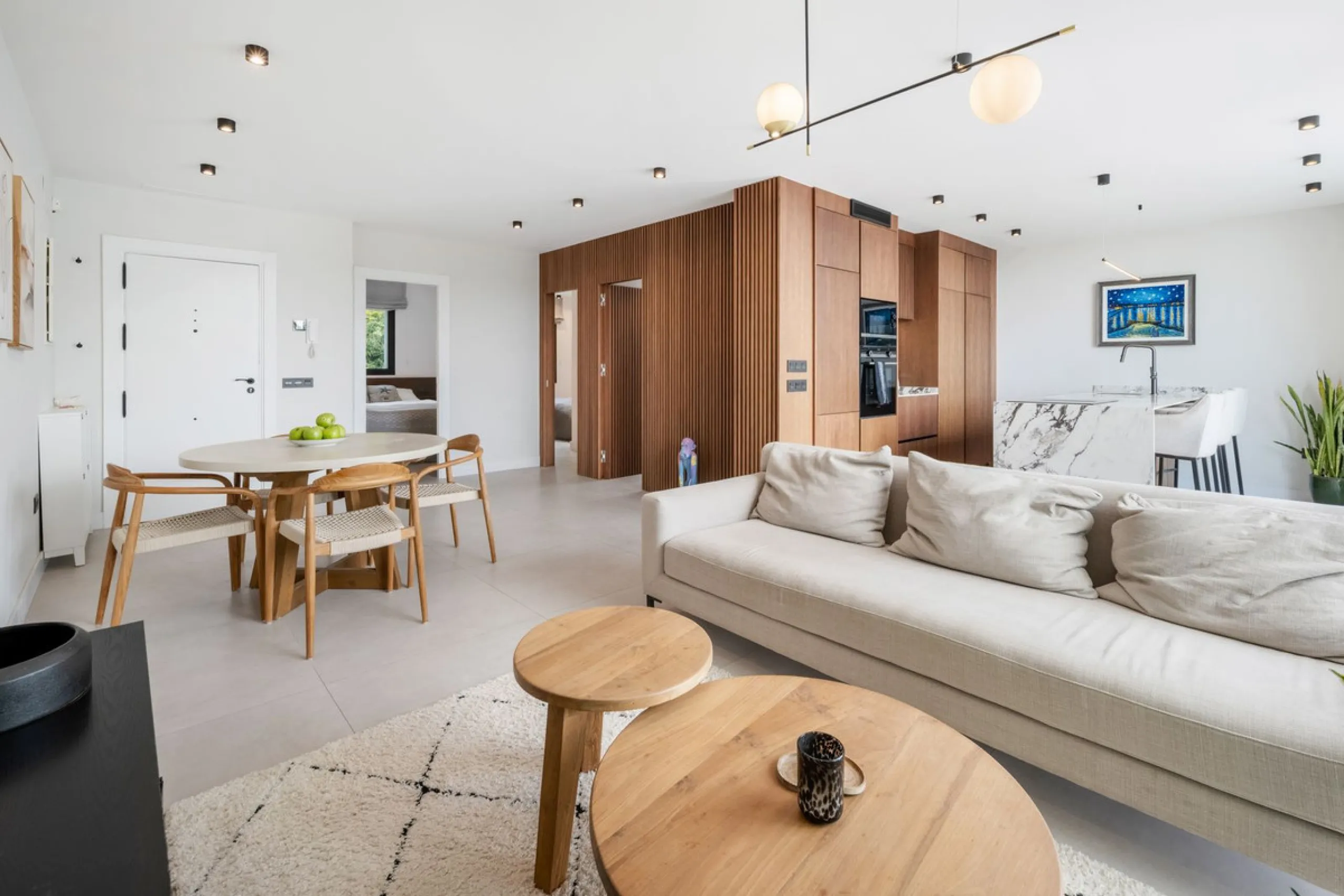 Nestled in a quiet residential area of La Quinta, this exquisitely renovated two-bedroom penthouse blends contemporary elegance with comfort and panoramic scenery. Just moments from the renowned La Quinta Golf Club, along with a 5-star spa and a state-of-