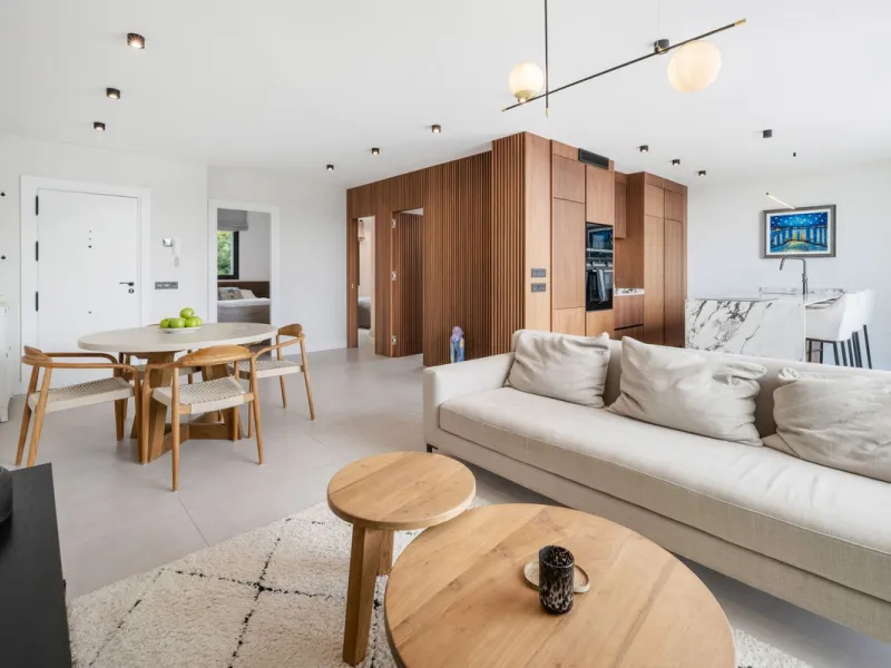 Nestled in a quiet residential area of La Quinta, this exquisitely renovated two-bedroom penthouse blends contemporary elegance with comfort and panoramic scenery. Just moments from the renowned La Quinta Golf Club, along with a 5-star spa and a state-of-
