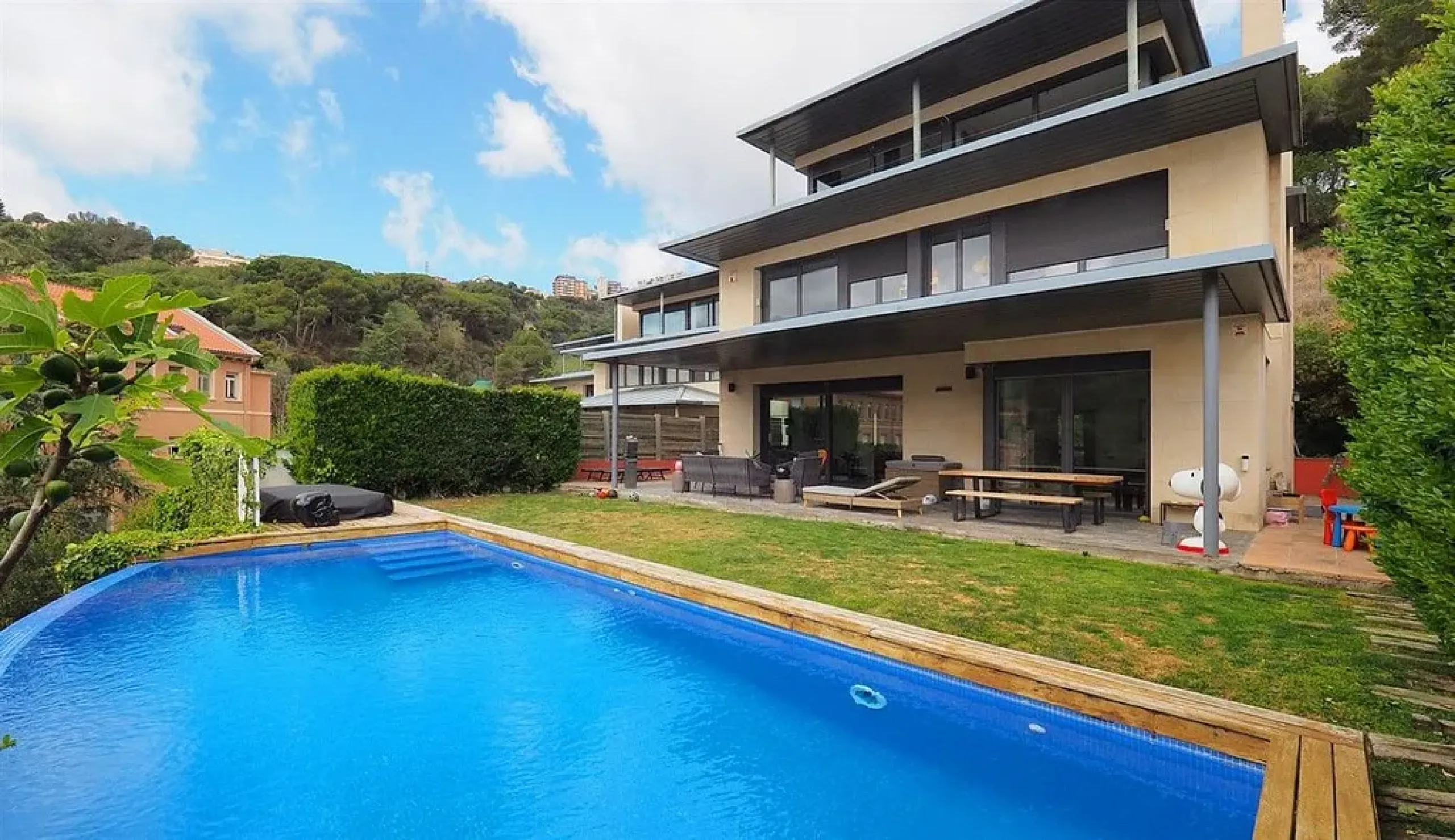 Luxury Villa with Pool in the Prestigious Sarria Area, Barcelona 