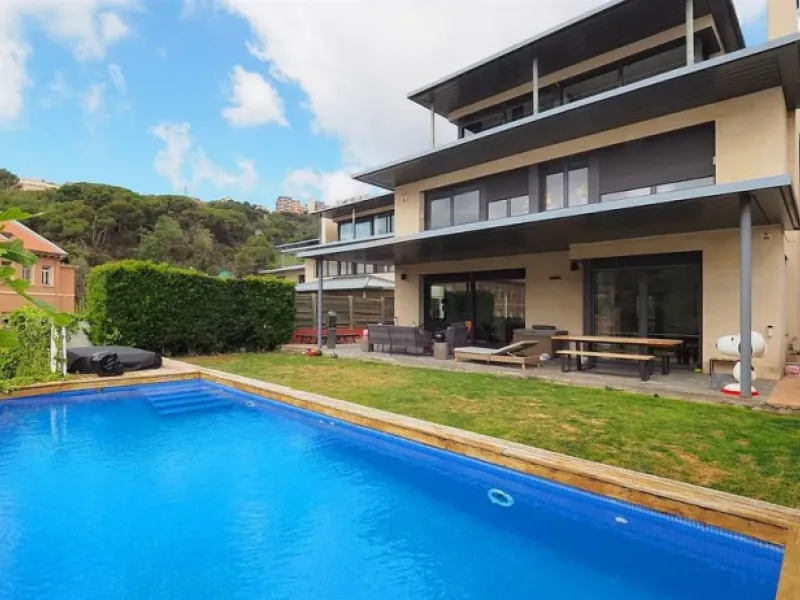 Luxury Villa with Pool in the Prestigious Sarria Area, Barcelona 