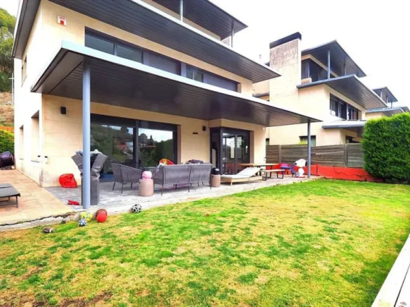 Luxury Villa with Pool in the Prestigious Sarria Area, Barcelona 