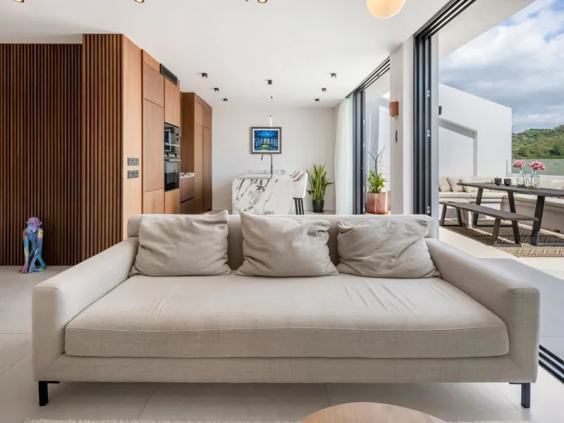 Nestled in a quiet residential area of La Quinta, this exquisitely renovated two-bedroom penthouse blends contemporary elegance with comfort and panoramic scenery. Just moments from the renowned La Quinta Golf Club, along with a 5-star spa and a state-of-