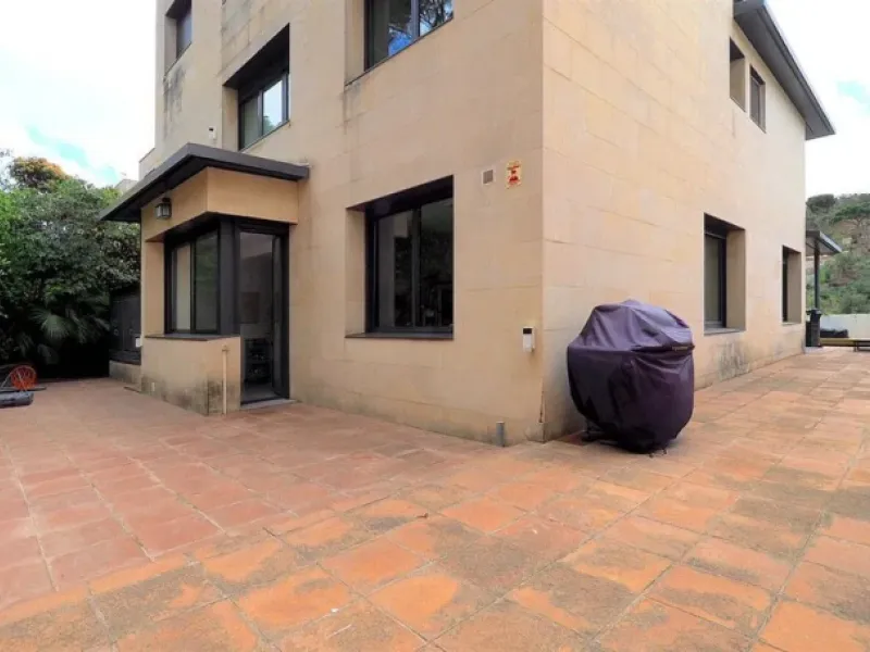 Luxury Villa with Pool in the Prestigious Sarria Area, Barcelona 