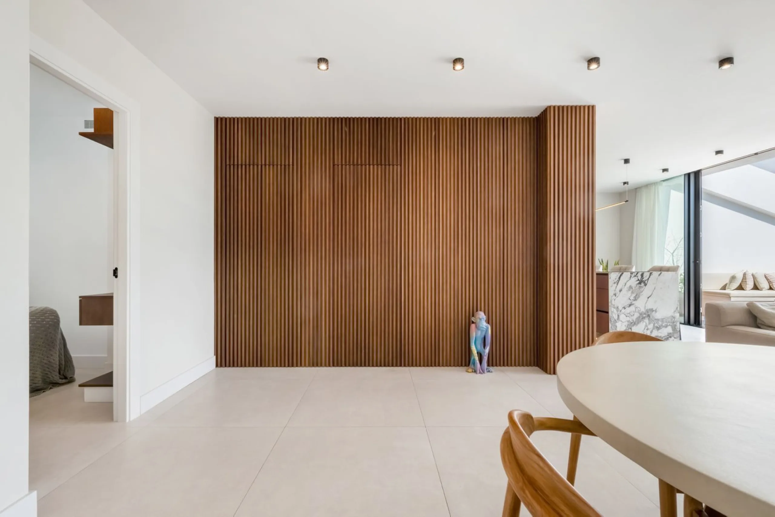 Nestled in a quiet residential area of La Quinta, this exquisitely renovated two-bedroom penthouse blends contemporary elegance with comfort and panoramic scenery. Just moments from the renowned La Quinta Golf Club, along with a 5-star spa and a state-of-