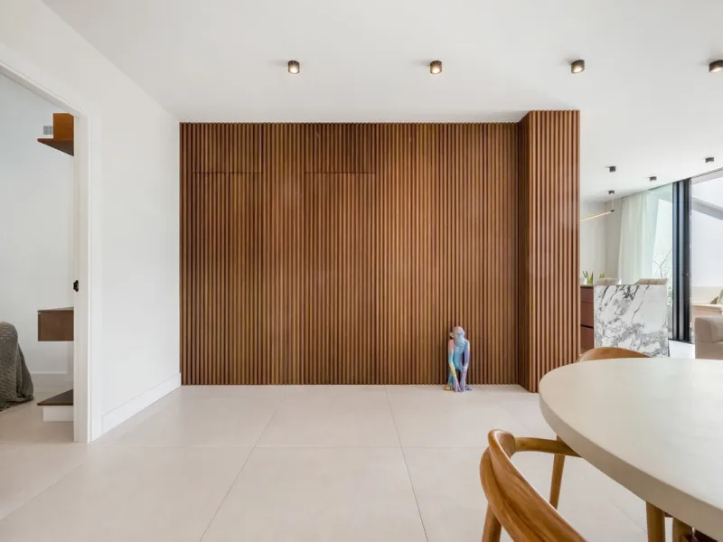 Nestled in a quiet residential area of La Quinta, this exquisitely renovated two-bedroom penthouse blends contemporary elegance with comfort and panoramic scenery. Just moments from the renowned La Quinta Golf Club, along with a 5-star spa and a state-of-