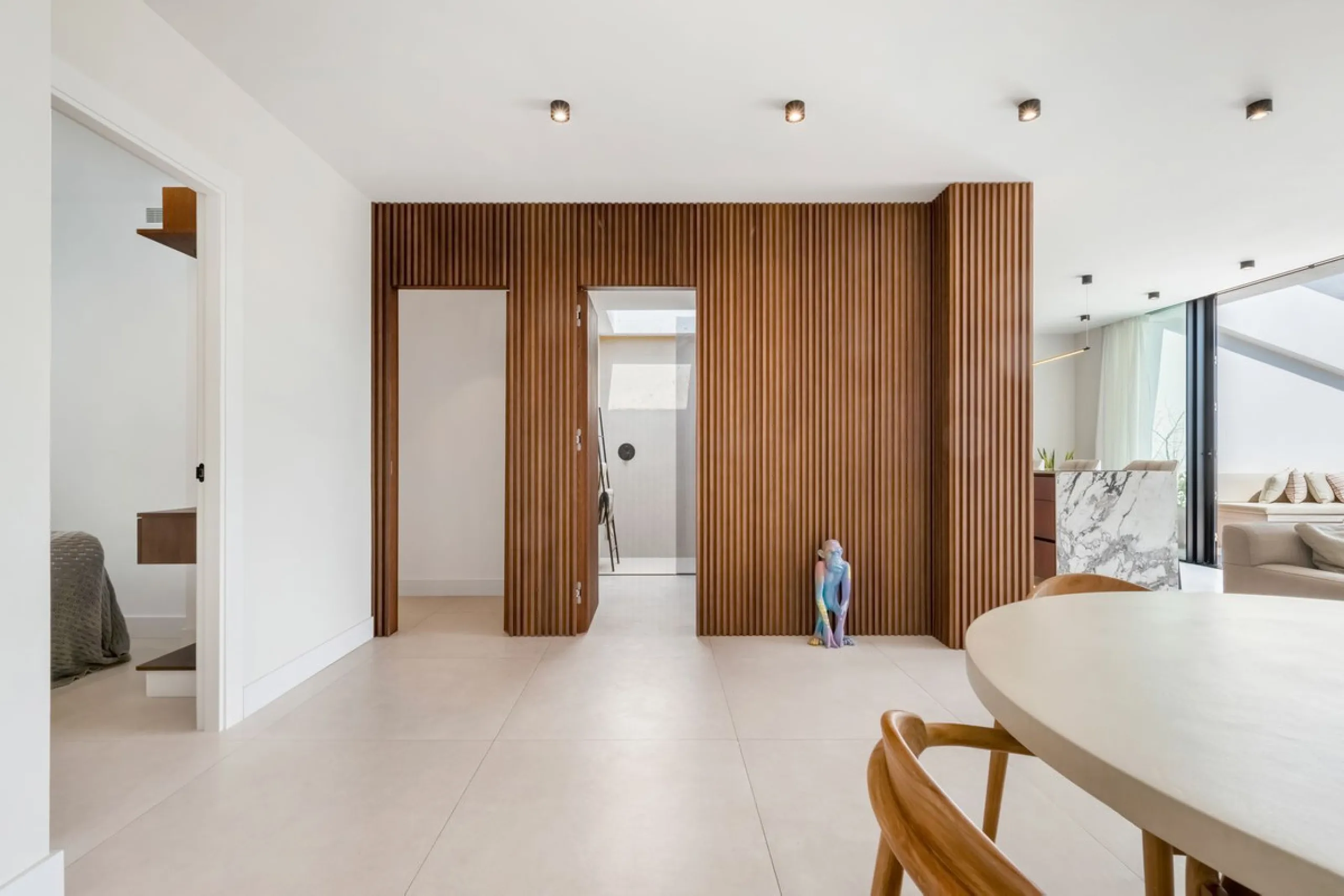 Nestled in a quiet residential area of La Quinta, this exquisitely renovated two-bedroom penthouse blends contemporary elegance with comfort and panoramic scenery. Just moments from the renowned La Quinta Golf Club, along with a 5-star spa and a state-of-