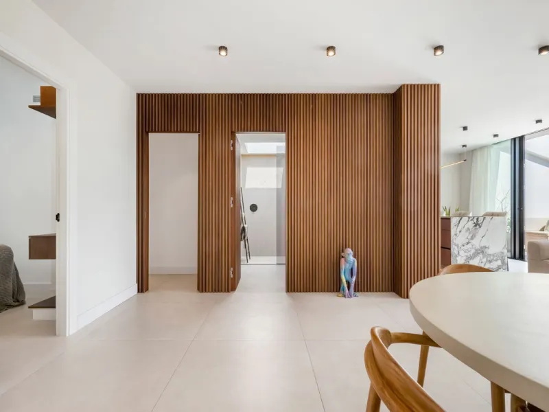 Nestled in a quiet residential area of La Quinta, this exquisitely renovated two-bedroom penthouse blends contemporary elegance with comfort and panoramic scenery. Just moments from the renowned La Quinta Golf Club, along with a 5-star spa and a state-of-