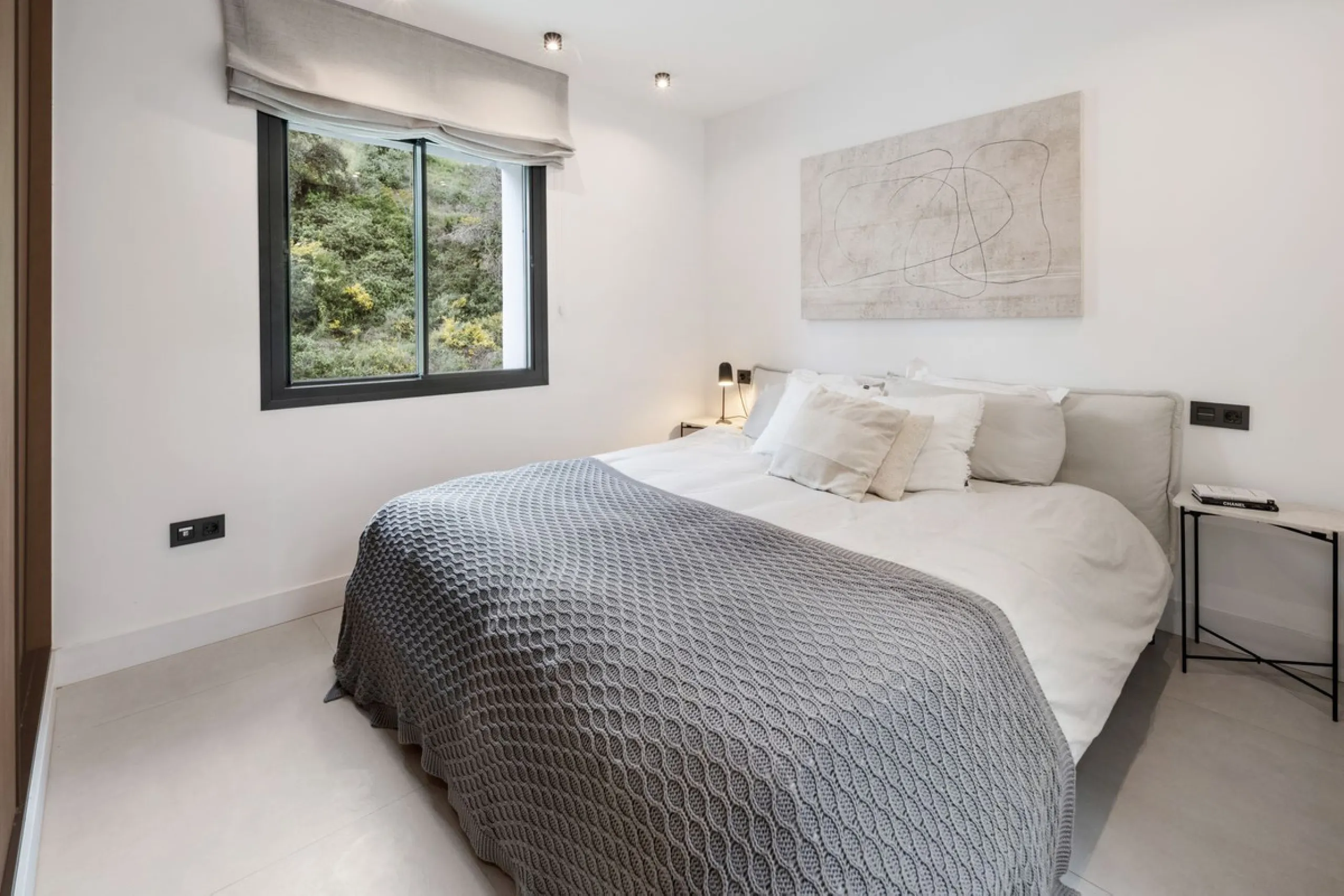 Nestled in a quiet residential area of La Quinta, this exquisitely renovated two-bedroom penthouse blends contemporary elegance with comfort and panoramic scenery. Just moments from the renowned La Quinta Golf Club, along with a 5-star spa and a state-of-