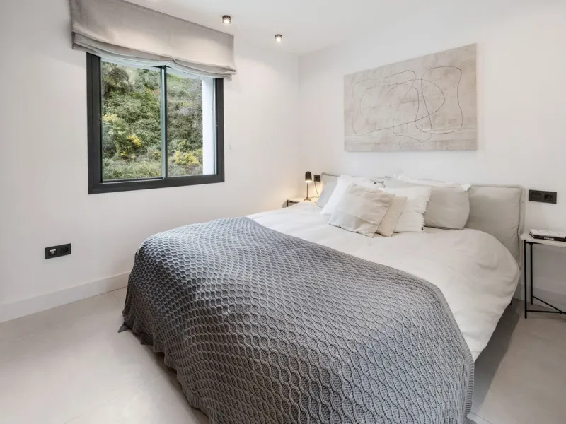 Nestled in a quiet residential area of La Quinta, this exquisitely renovated two-bedroom penthouse blends contemporary elegance with comfort and panoramic scenery. Just moments from the renowned La Quinta Golf Club, along with a 5-star spa and a state-of-