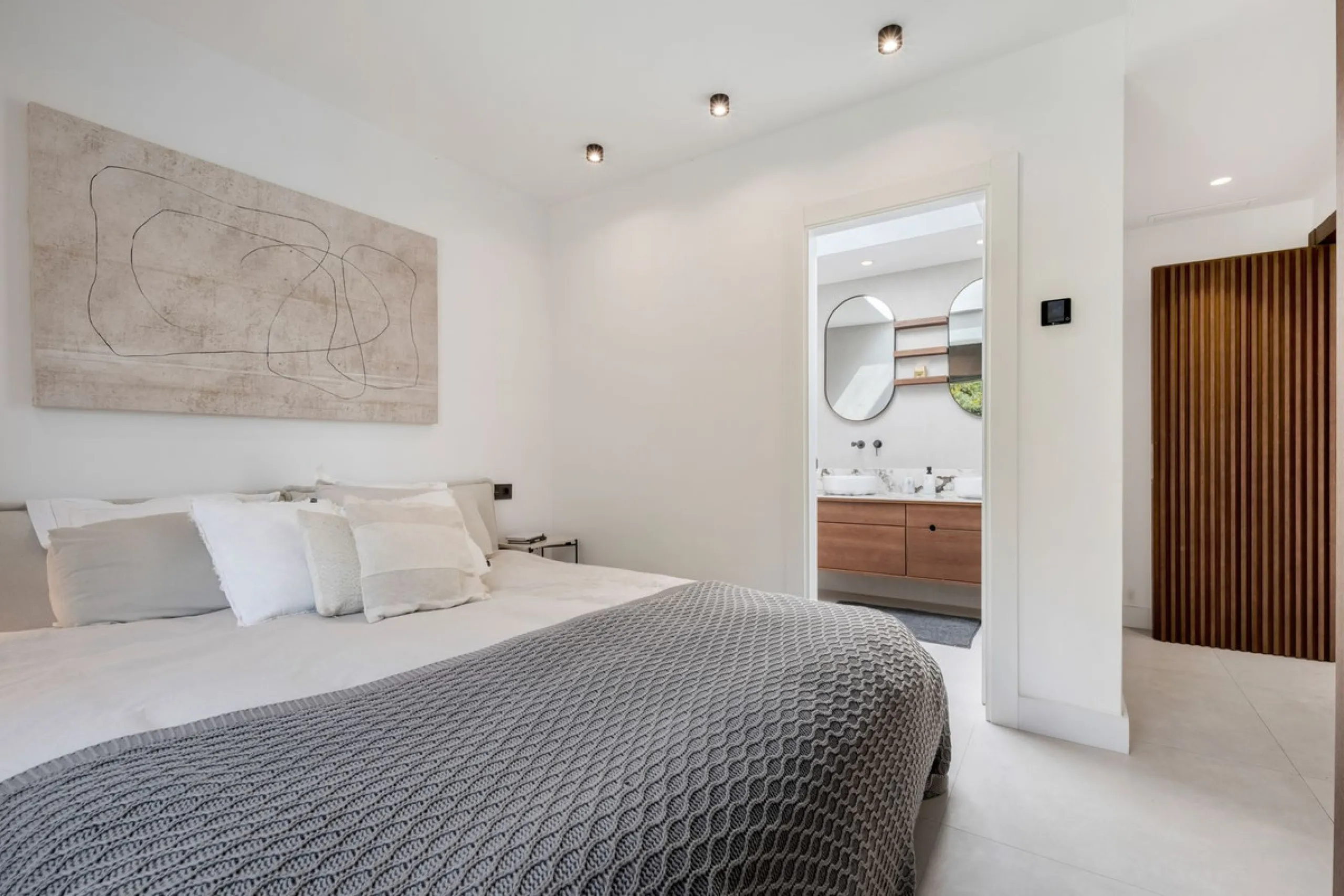 Nestled in a quiet residential area of La Quinta, this exquisitely renovated two-bedroom penthouse blends contemporary elegance with comfort and panoramic scenery. Just moments from the renowned La Quinta Golf Club, along with a 5-star spa and a state-of-