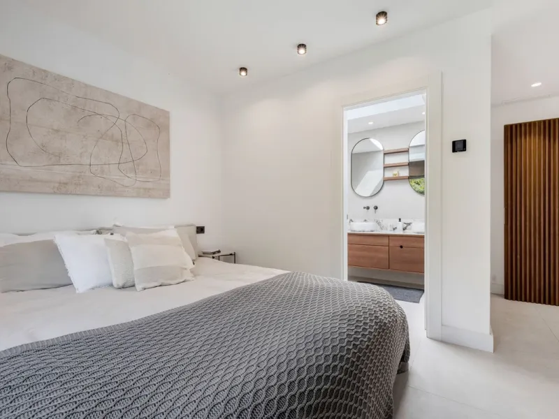 Nestled in a quiet residential area of La Quinta, this exquisitely renovated two-bedroom penthouse blends contemporary elegance with comfort and panoramic scenery. Just moments from the renowned La Quinta Golf Club, along with a 5-star spa and a state-of-