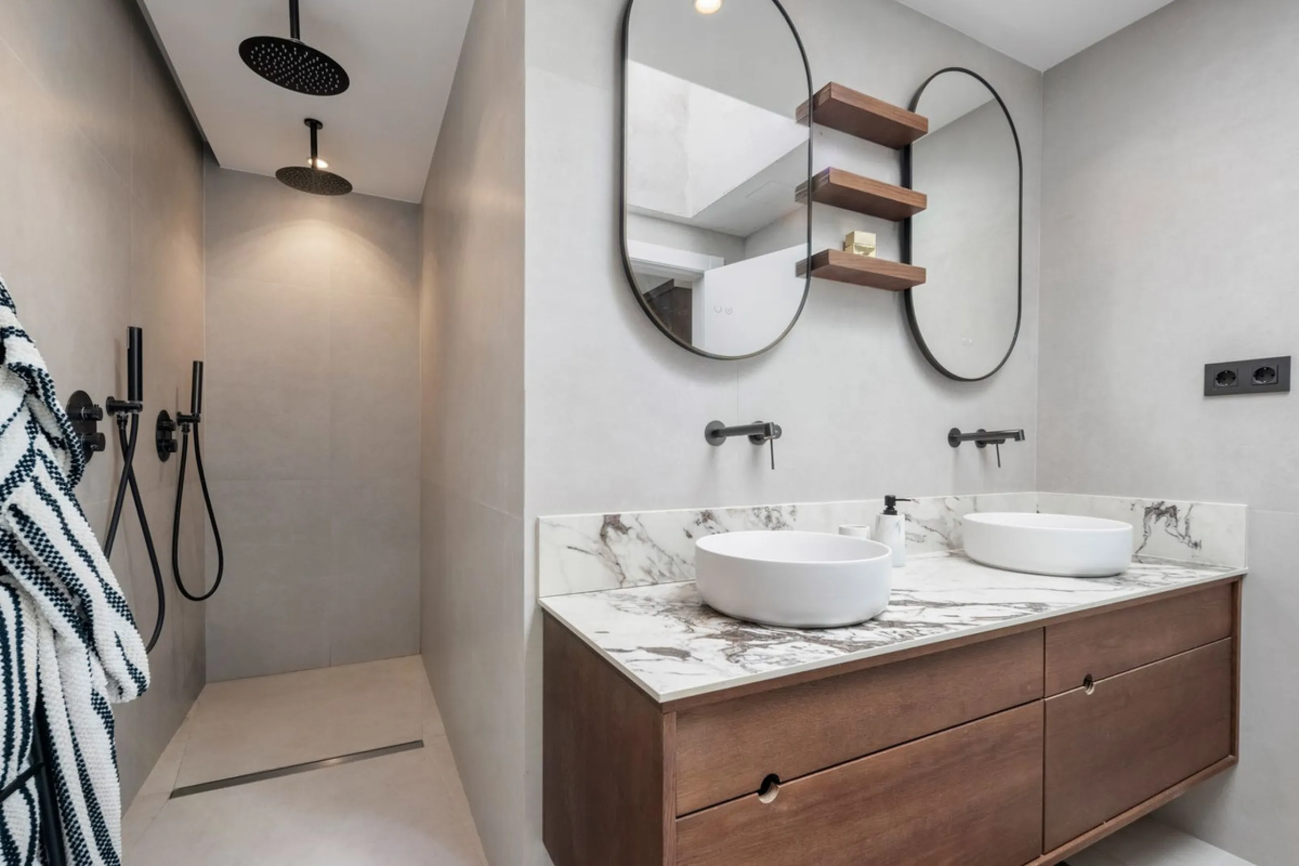 Nestled in a quiet residential area of La Quinta, this exquisitely renovated two-bedroom penthouse blends contemporary elegance with comfort and panoramic scenery. Just moments from the renowned La Quinta Golf Club, along with a 5-star spa and a state-of-
