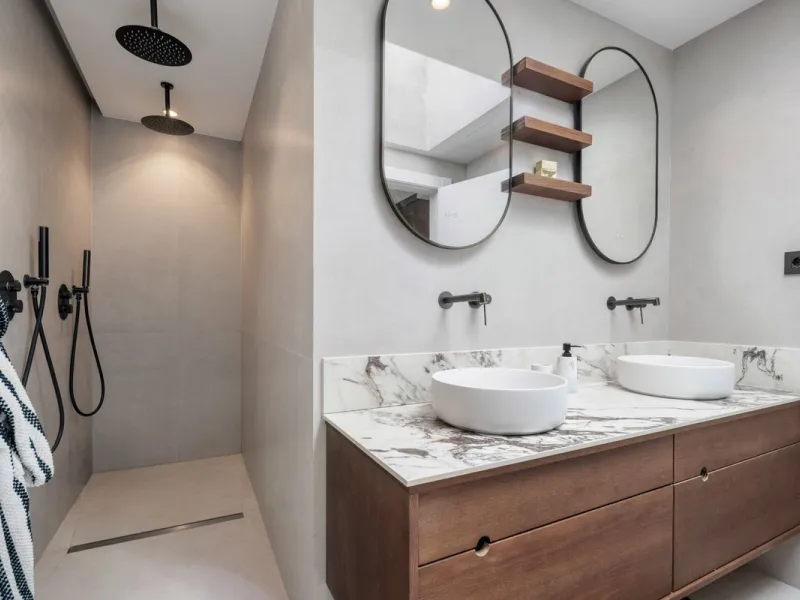 Nestled in a quiet residential area of La Quinta, this exquisitely renovated two-bedroom penthouse blends contemporary elegance with comfort and panoramic scenery. Just moments from the renowned La Quinta Golf Club, along with a 5-star spa and a state-of-