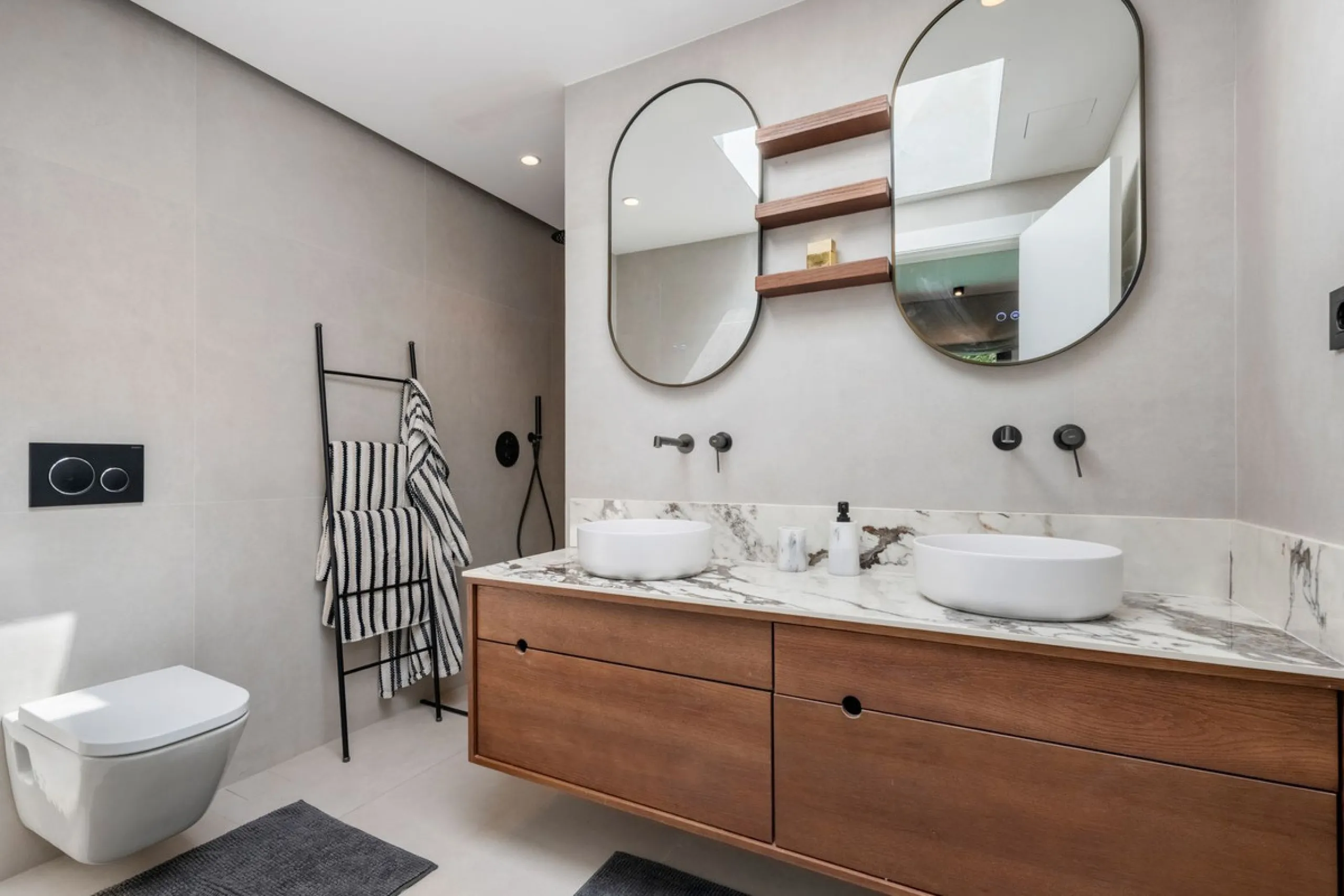 Nestled in a quiet residential area of La Quinta, this exquisitely renovated two-bedroom penthouse blends contemporary elegance with comfort and panoramic scenery. Just moments from the renowned La Quinta Golf Club, along with a 5-star spa and a state-of-