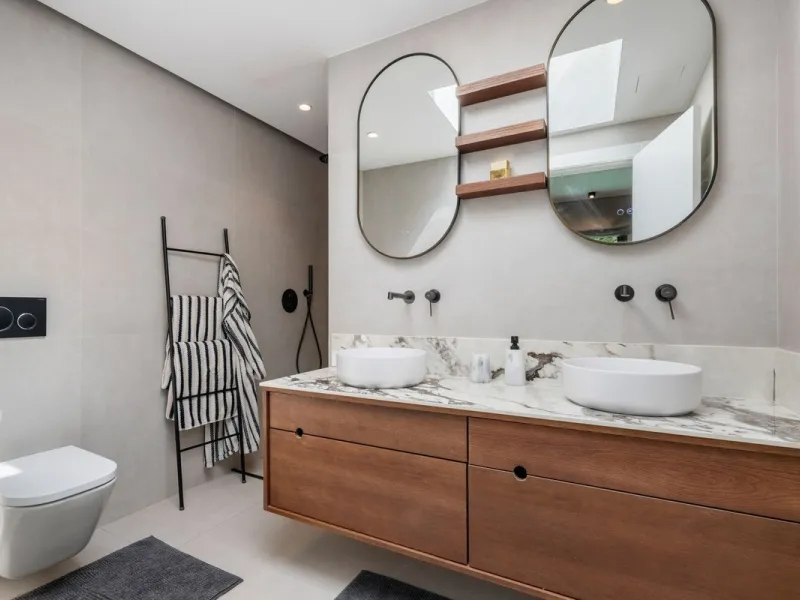 Nestled in a quiet residential area of La Quinta, this exquisitely renovated two-bedroom penthouse blends contemporary elegance with comfort and panoramic scenery. Just moments from the renowned La Quinta Golf Club, along with a 5-star spa and a state-of-