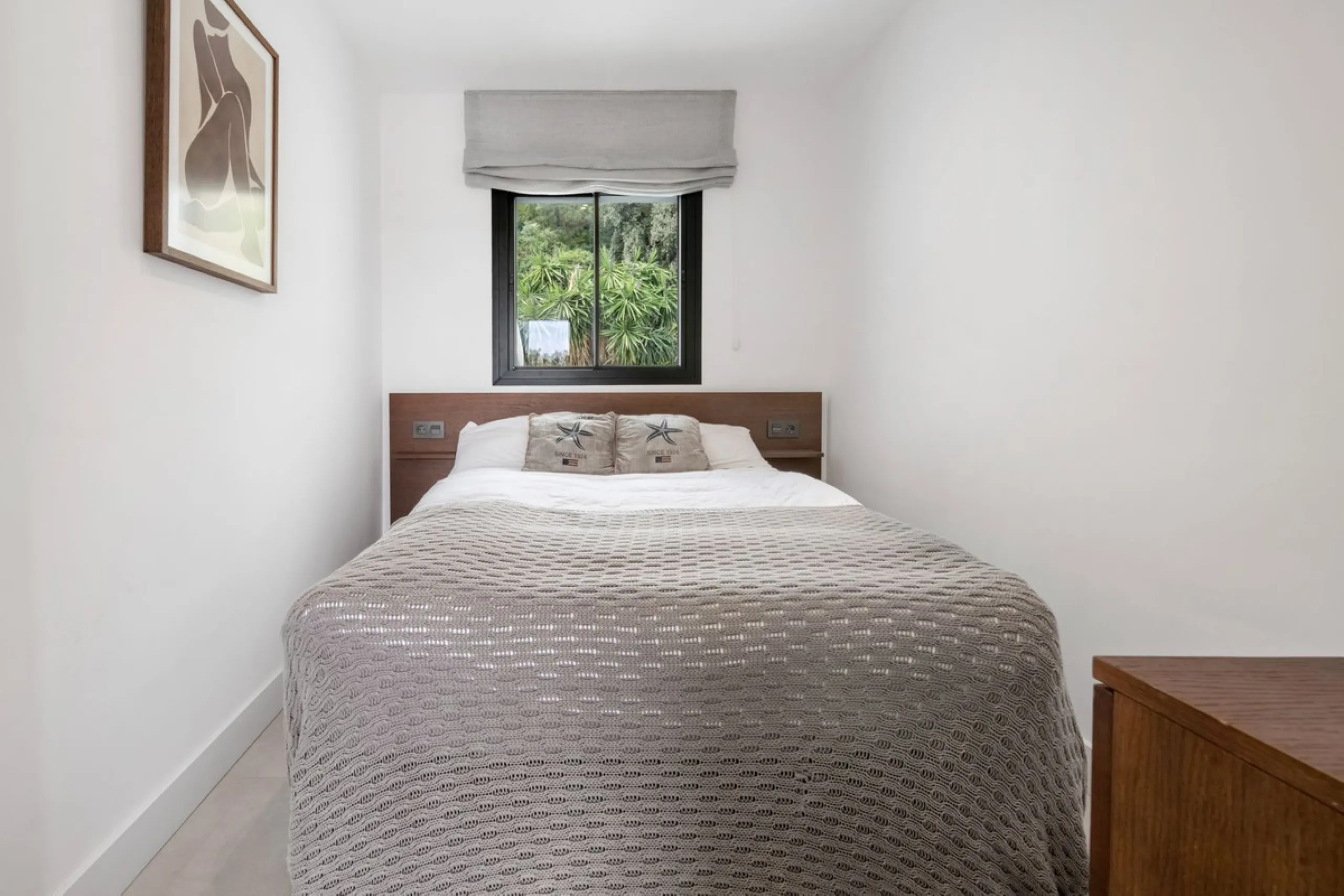 Nestled in a quiet residential area of La Quinta, this exquisitely renovated two-bedroom penthouse blends contemporary elegance with comfort and panoramic scenery. Just moments from the renowned La Quinta Golf Club, along with a 5-star spa and a state-of-