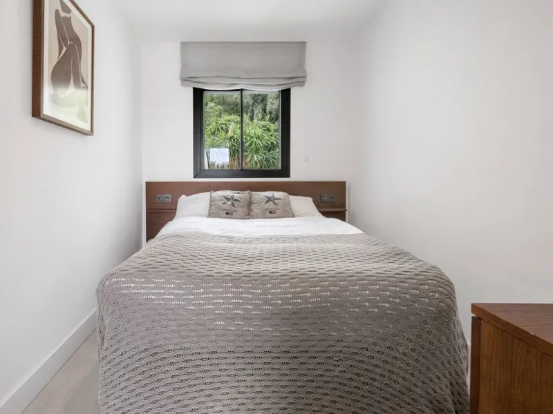 Nestled in a quiet residential area of La Quinta, this exquisitely renovated two-bedroom penthouse blends contemporary elegance with comfort and panoramic scenery. Just moments from the renowned La Quinta Golf Club, along with a 5-star spa and a state-of-