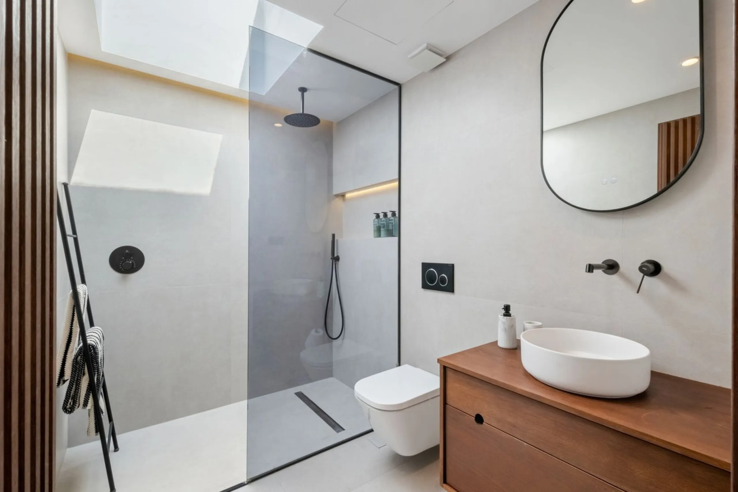 Nestled in a quiet residential area of La Quinta, this exquisitely renovated two-bedroom penthouse blends contemporary elegance with comfort and panoramic scenery. Just moments from the renowned La Quinta Golf Club, along with a 5-star spa and a state-of-