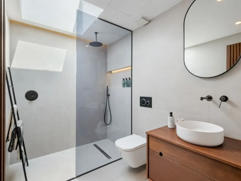 Nestled in a quiet residential area of La Quinta, this exquisitely renovated two-bedroom penthouse blends contemporary elegance with comfort and panoramic scenery. Just moments from the renowned La Quinta Golf Club, along with a 5-star spa and a state-of-