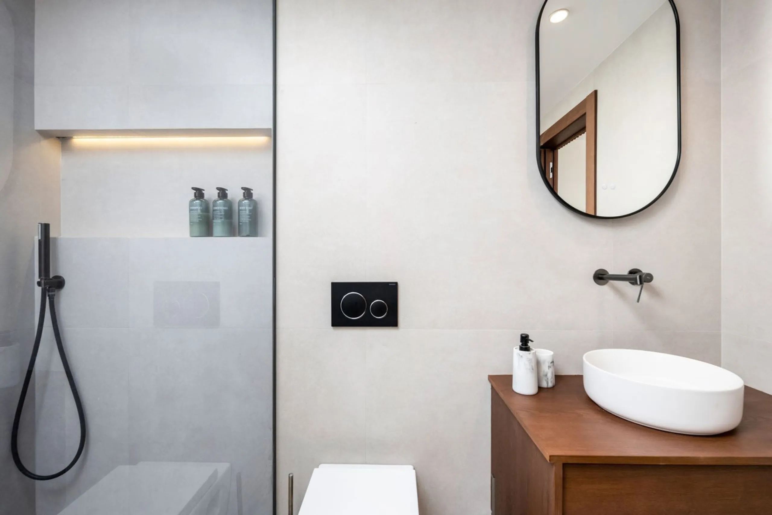 Nestled in a quiet residential area of La Quinta, this exquisitely renovated two-bedroom penthouse blends contemporary elegance with comfort and panoramic scenery. Just moments from the renowned La Quinta Golf Club, along with a 5-star spa and a state-of-
