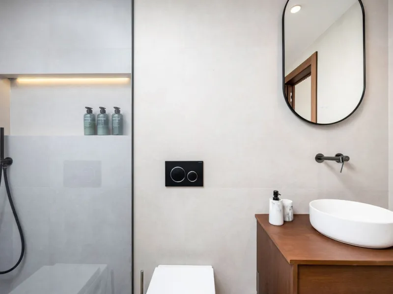 Nestled in a quiet residential area of La Quinta, this exquisitely renovated two-bedroom penthouse blends contemporary elegance with comfort and panoramic scenery. Just moments from the renowned La Quinta Golf Club, along with a 5-star spa and a state-of-