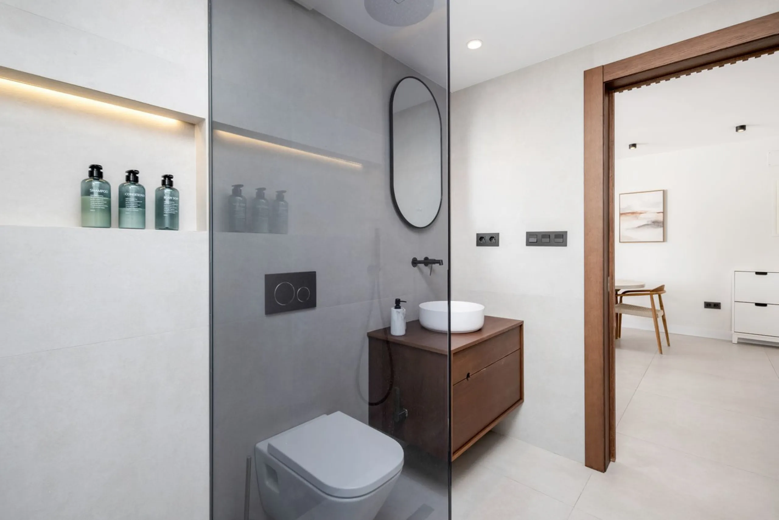 Nestled in a quiet residential area of La Quinta, this exquisitely renovated two-bedroom penthouse blends contemporary elegance with comfort and panoramic scenery. Just moments from the renowned La Quinta Golf Club, along with a 5-star spa and a state-of-