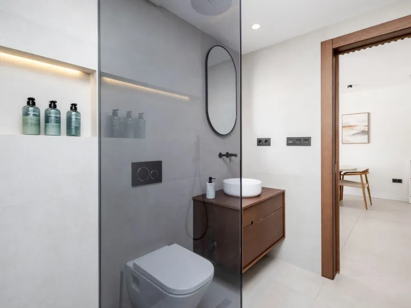 Nestled in a quiet residential area of La Quinta, this exquisitely renovated two-bedroom penthouse blends contemporary elegance with comfort and panoramic scenery. Just moments from the renowned La Quinta Golf Club, along with a 5-star spa and a state-of-