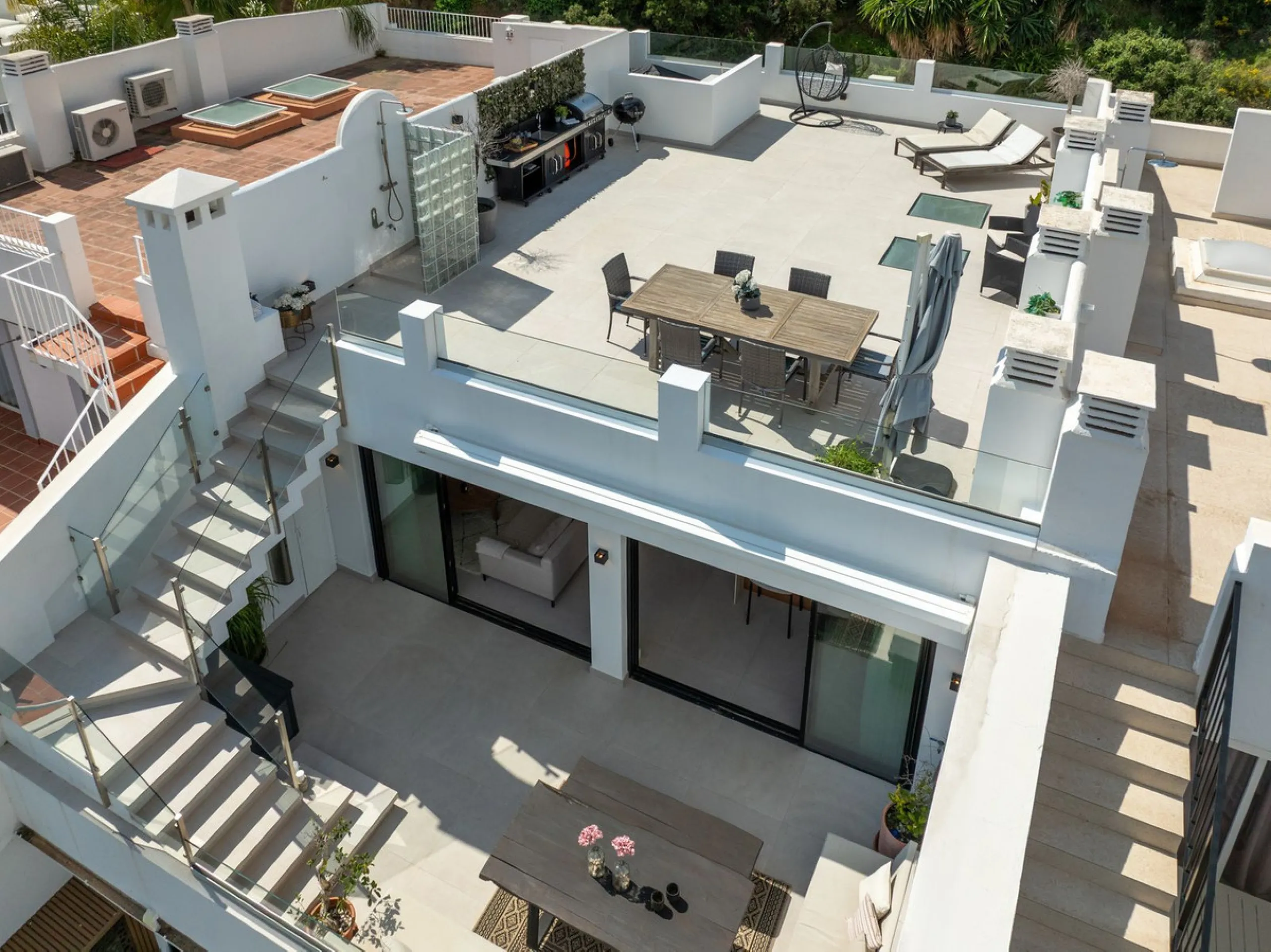 Nestled in a quiet residential area of La Quinta, this exquisitely renovated two-bedroom penthouse blends contemporary elegance with comfort and panoramic scenery. Just moments from the renowned La Quinta Golf Club, along with a 5-star spa and a state-of-