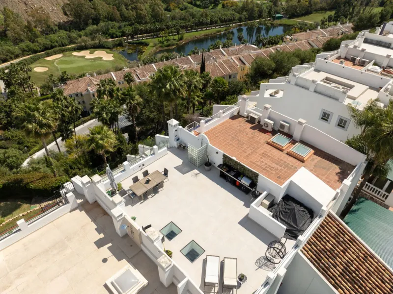 Nestled in a quiet residential area of La Quinta, this exquisitely renovated two-bedroom penthouse blends contemporary elegance with comfort and panoramic scenery. Just moments from the renowned La Quinta Golf Club, along with a 5-star spa and a state-of-