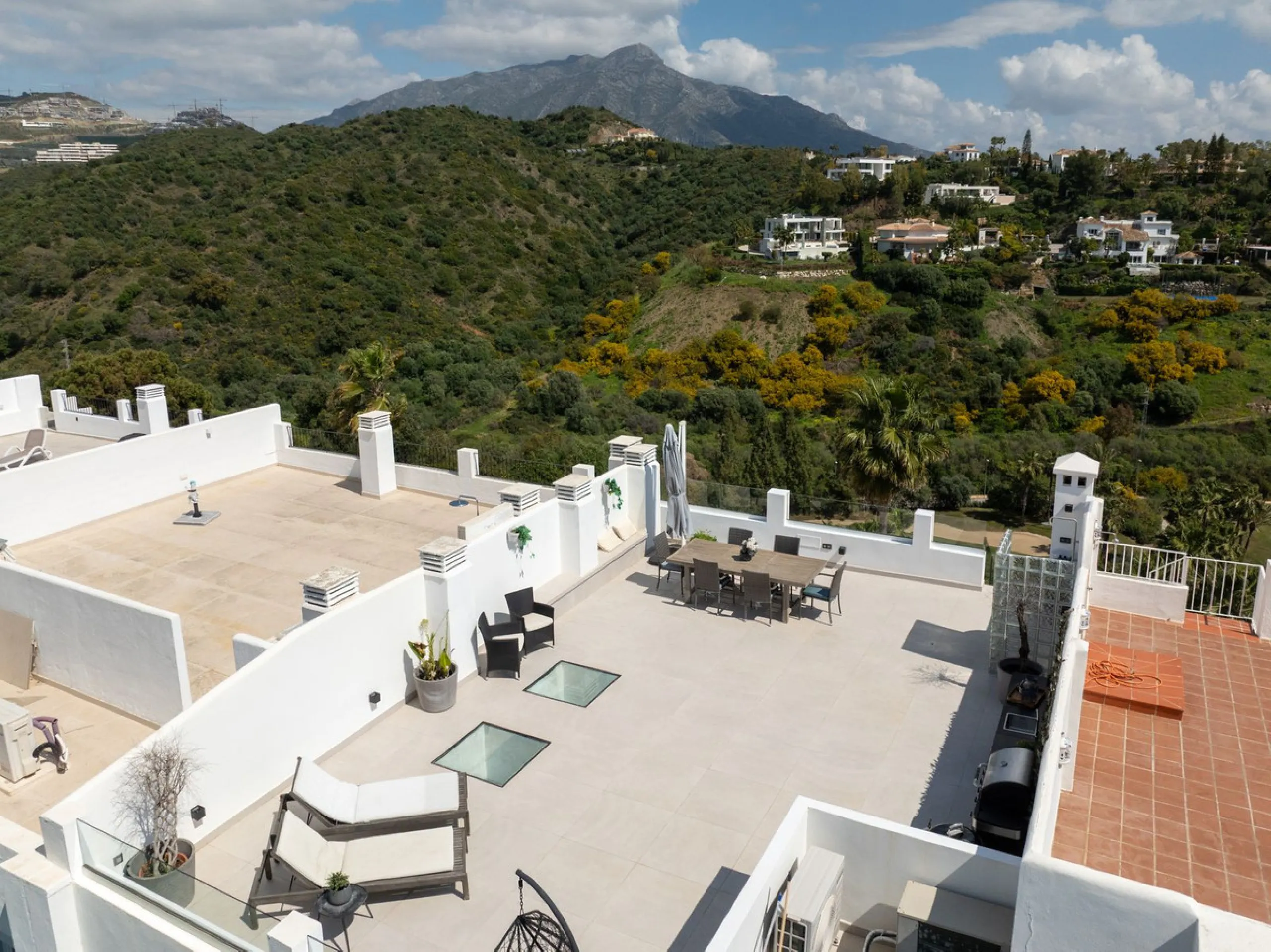 Nestled in a quiet residential area of La Quinta, this exquisitely renovated two-bedroom penthouse blends contemporary elegance with comfort and panoramic scenery. Just moments from the renowned La Quinta Golf Club, along with a 5-star spa and a state-of-