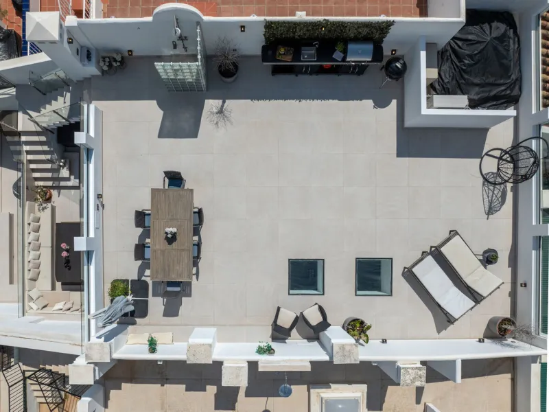 Nestled in a quiet residential area of La Quinta, this exquisitely renovated two-bedroom penthouse blends contemporary elegance with comfort and panoramic scenery. Just moments from the renowned La Quinta Golf Club, along with a 5-star spa and a state-of-