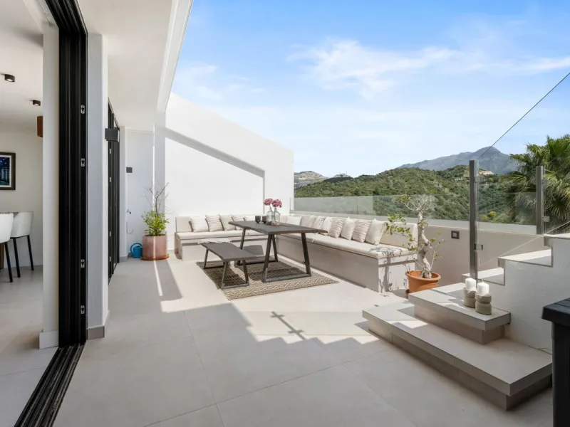 Nestled in a quiet residential area of La Quinta, this exquisitely renovated two-bedroom penthouse blends contemporary elegance with comfort and panoramic scenery. Just moments from the renowned La Quinta Golf Club, along with a 5-star spa and a state-of-